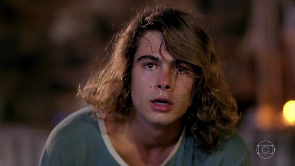 Verão 90: João forma novo trio musical, paga mico e é vaiado