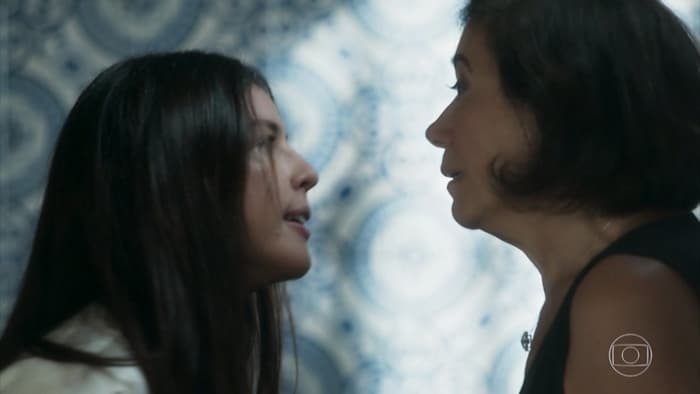 O Sétimo Guardião: Valentina se revolta e pega tesoura para assassinar Laura