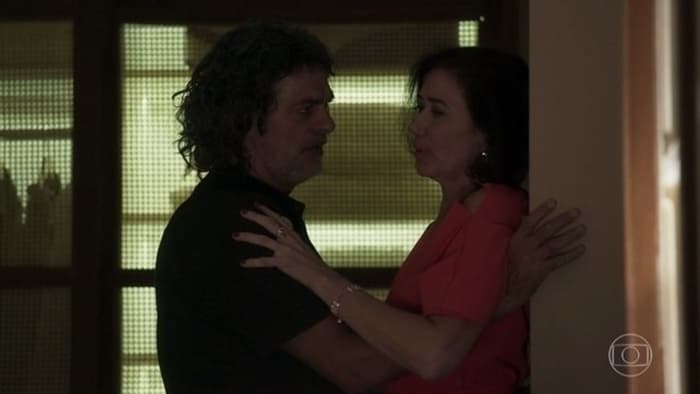 O Sétimo Guardião: Valentina é flagrada com Murilo na cama