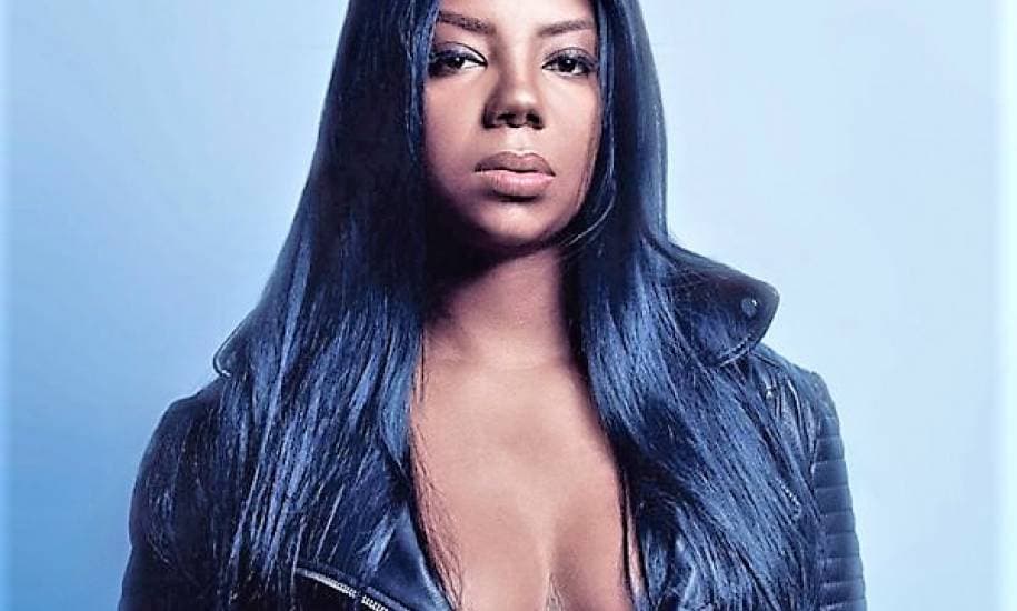 Em alta, Ludmilla ostenta carrão e causa ao aprontar em supermercado fora do país