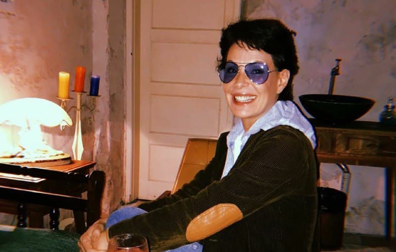 Carolina Ferraz chamar atenção com topless na cozinha