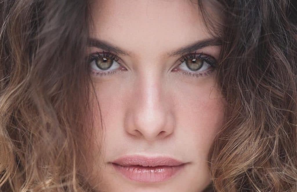 Alinne Moraes desabafa sobre desafio de viver duas personagens em novela: "Quase esquizofrênico"