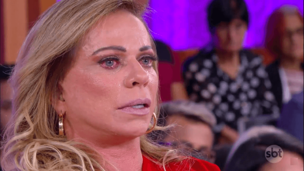 Desolada, Christina Rocha anuncia morte durante o Casos de Família e vai aos prantos