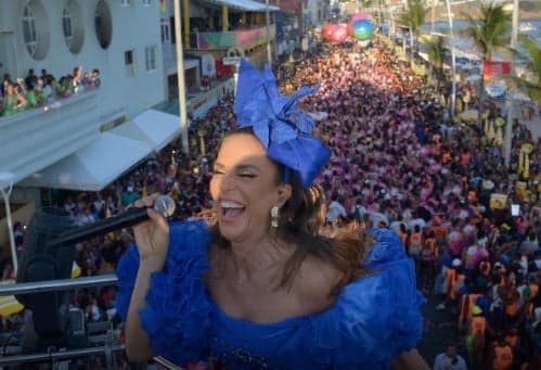 Ivete Sangalo volta a arrastar multidão no Carnaval de Salvador, se exalta e dispara: "Estou de volta porr*''