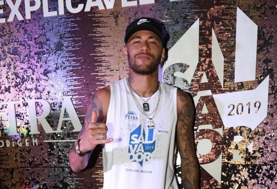 Neymar se joga na folia de Salvador e é flagrado aos beijos com famosa cantora