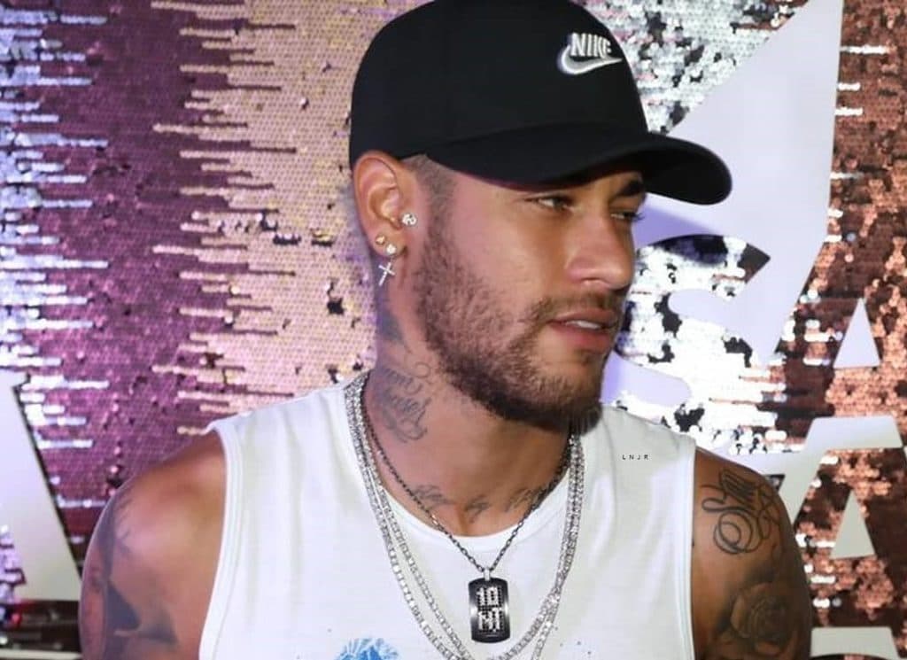 Além de Anitta, Neymar é flagrado ficando com loira famosa