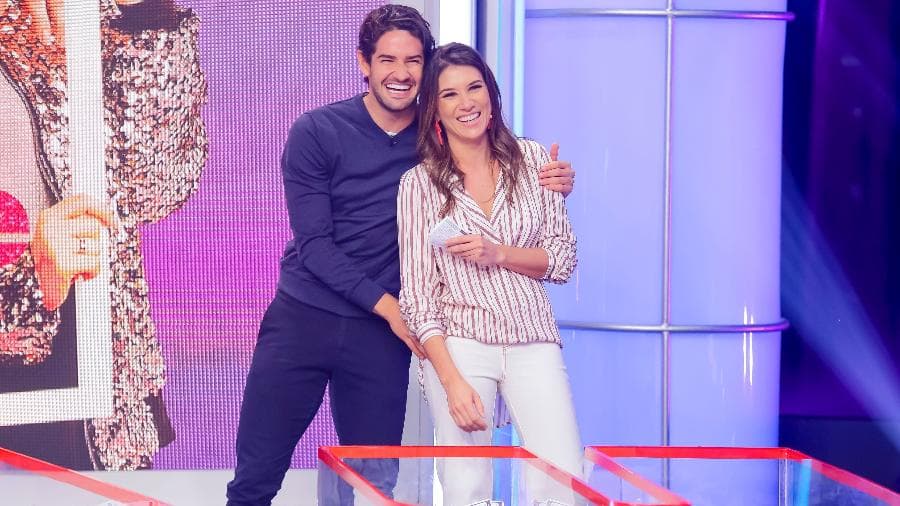 Acompanhada de Alexandre Pato, Rebeca Abravanel radicaliza em mudança no visual e jogador toma atitude