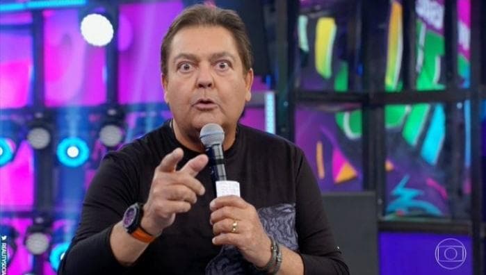 Bailarina do Faustão é pega de surpresa ao vivo e fica constrangida após comentário revelador; confira