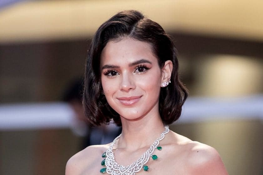 Em meio à polêmicas, Bruna Marquezine é exaltada por revista americana e deixa famosas para trás