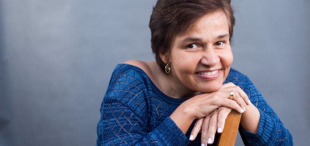 Claudia Rodrigues desembarca no Rio de Janeiro de cadeiras de rodas e recuperação da atriz impressiona