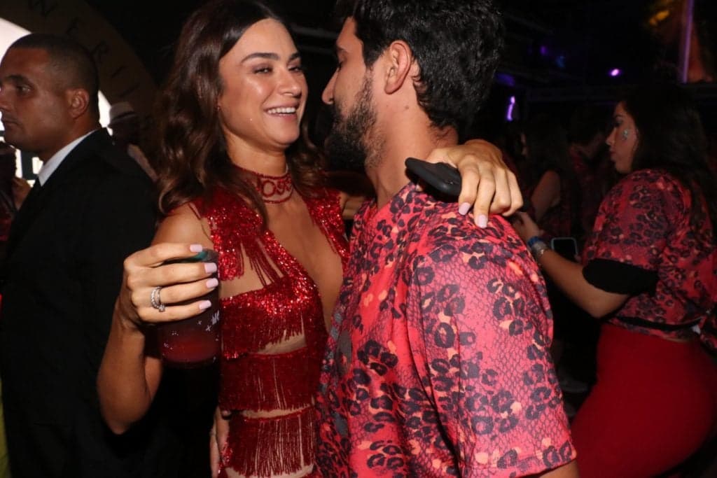 Renato Góes tem atitude comovente com Thaila Ayala durante desfile na Marquês de Sapucaí