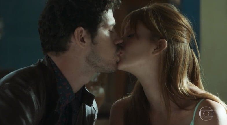 Marina Ruy Barbosa tem crise profunda de choro ao gravar cena de beijo com José Loreto e corre para o camarim