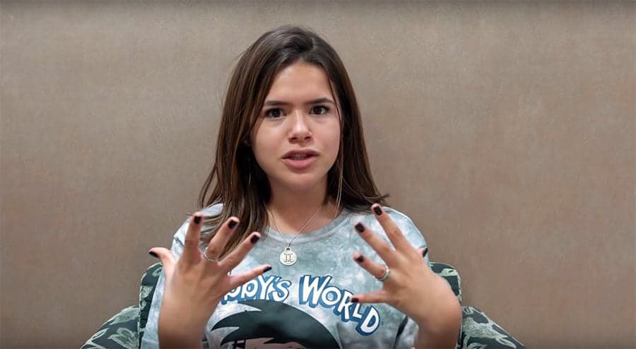 Maisa recusa ajuda a fã, é criticada e se revolta