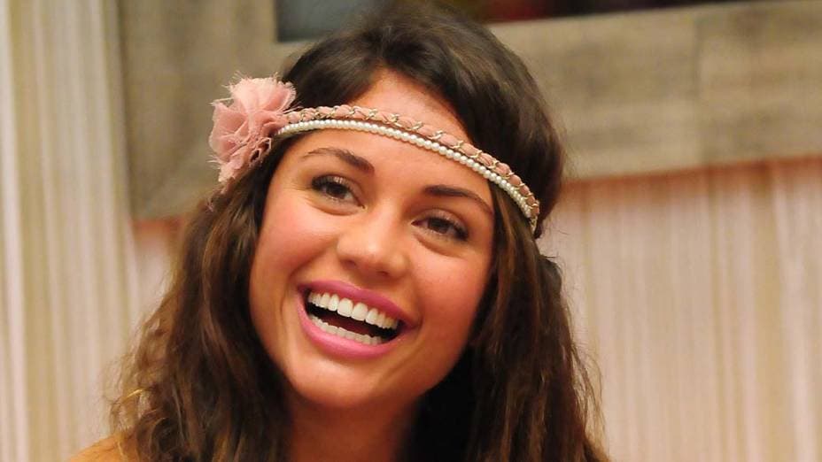 Ex BBB Maria Melilo faz viagem romântica e expõe namorado 40 anos mais velho