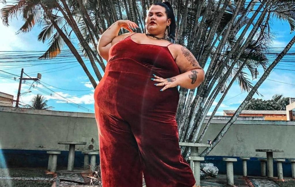 Dançarina plus size de Anitta sai em defesa da apresentadora da Globo demitida por causa do peso