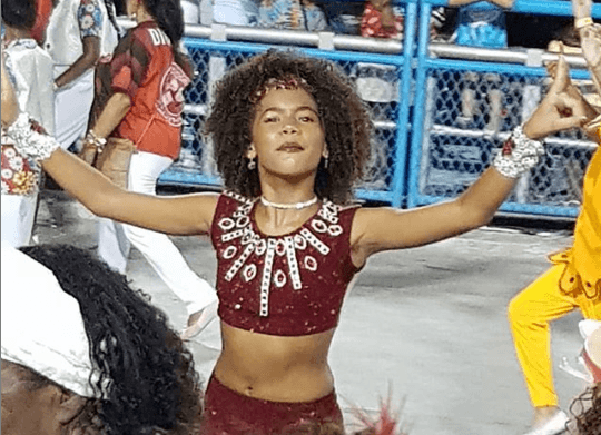 Atriz mirim de Verão 90 da Globo faz sua estreia na Sapucaí: 'Incrível'