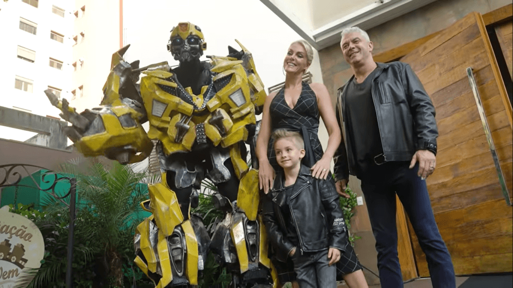 Ana Hickmann promove mega festa de aniversário para o filho com robô de 3 metros