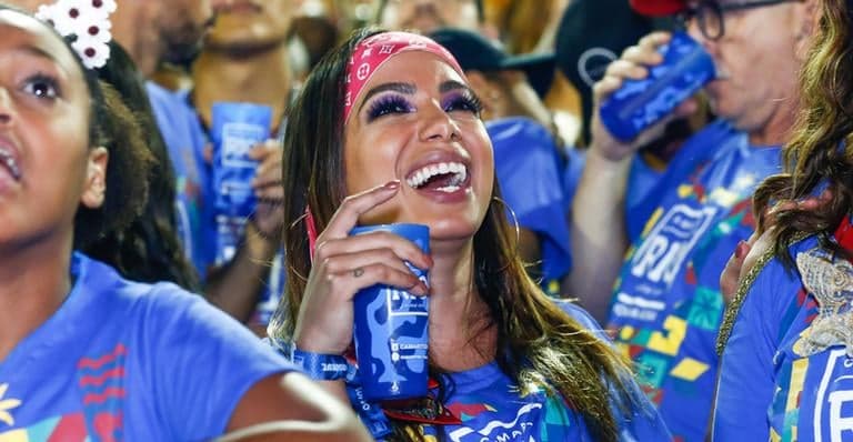 Metida em polêmica, Anitta usa lenço de grife famosa e chama atenção pelo preço absurdo