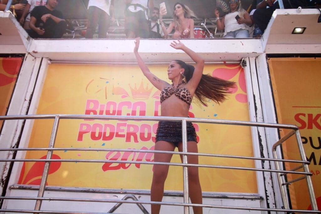 Anitta rebate comentário polêmicos e declara que beijou muitos outros; confira
