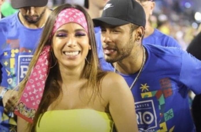 Após dizer que Neymar não foi o único, Anitta surge na cama com modelo e clique causa choque