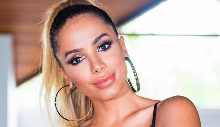 Anitta não se segura e faz cocô nas calças dentro de van