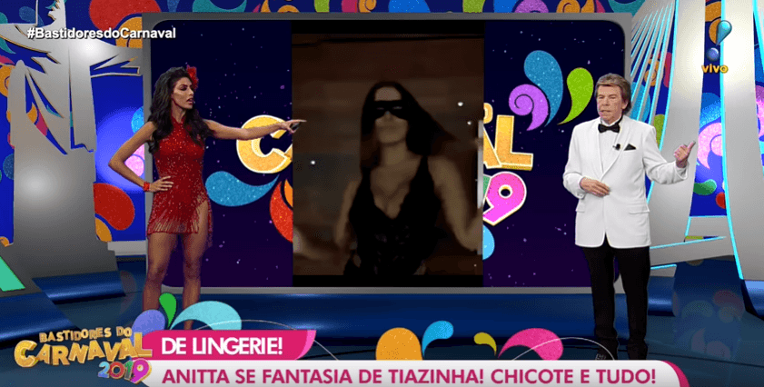 Aos 81 anos, Nelson Rubens brinca com fantasia de Anitta.