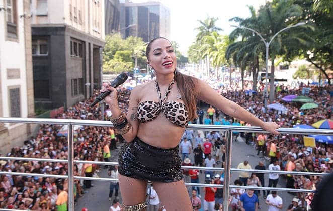 Anitta para Bloco das Poderosas após assaltos no Rio de Janeiro e pede ajuda da polícia; vídeo