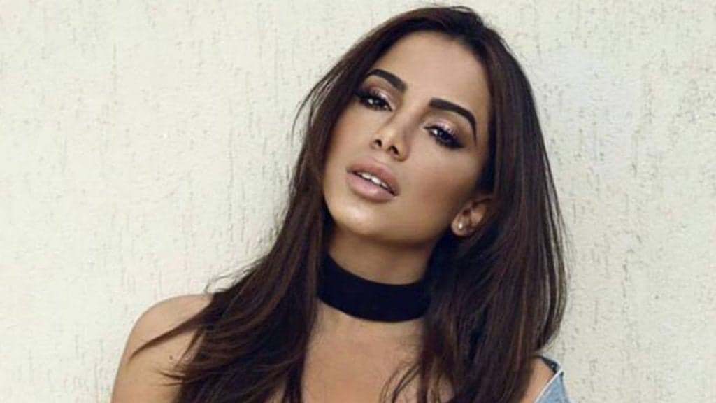 Anitta comemora aniversário, se emociona com presente inesperado e declara: "é a primeira vez na vida que eu choro com presente"