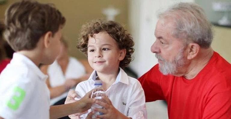 Lula é solto para velório do neto, é flagrado e registros impressionam