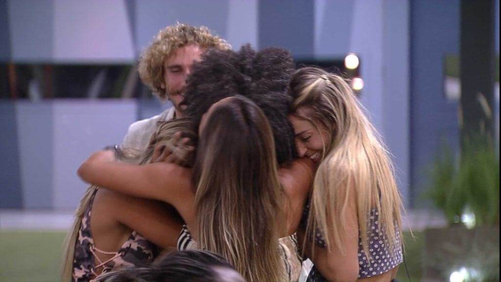 Gabriela volta para a casa e é recebida com gritos e choros no BBB19 — Foto: TV Globo Gabriela volta para a casa e é recebida com gritos e choros no BBB19 — Foto: TV Globo