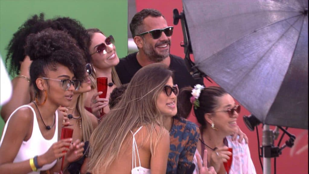 Malvino Salvador entra na casa do BBB19, deixa brothers subindo pelas paredes e participante pede objeto sexual
