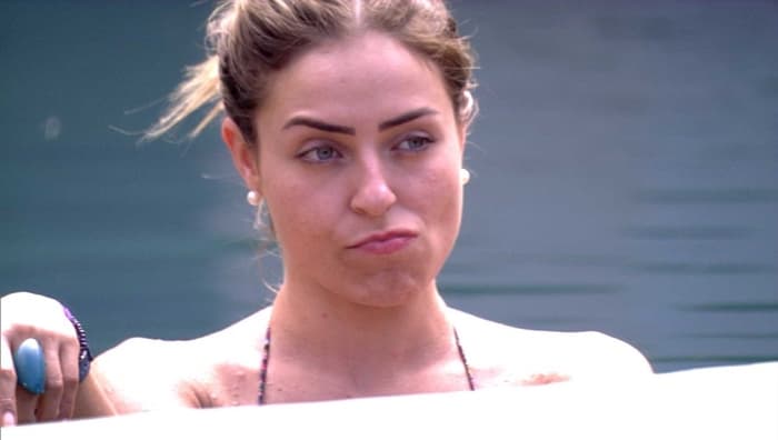 BBB19: Paula se descuida e acaba mostrando demais ao trocar de roupa