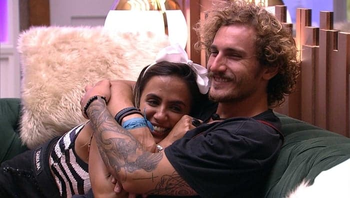 BBB19: Alan coloca Hana no passado, troca carinhos com Carol Peixinho e verdade vem à tona