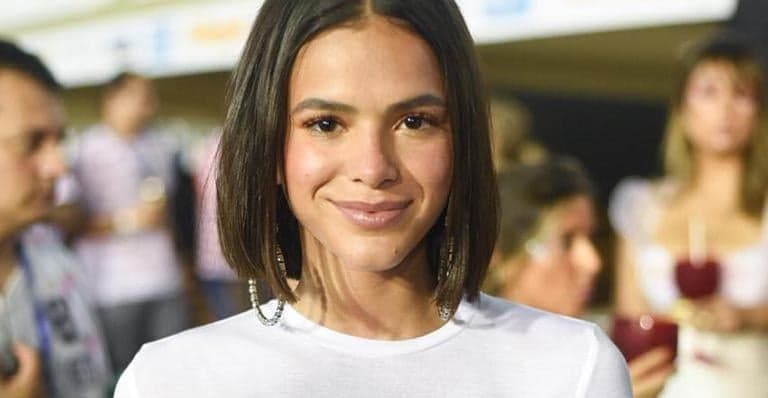 Bruna Marquezine passa por apuros em viagem missionária, surge com criança no colo e gera repercussão