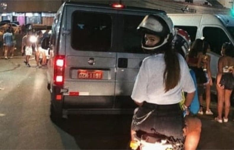 Homem que levou Bruna Marquezine de moto ganha fama, faz revelações inéditas e conta quanto cobrou por corrida