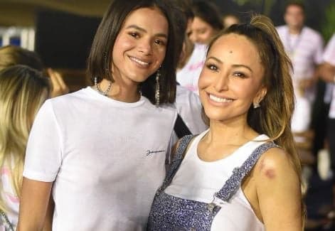 Bruna Marquezine causou aoa aparecer com Sabrina Sato sem sutiã (Foto: Reprodução)