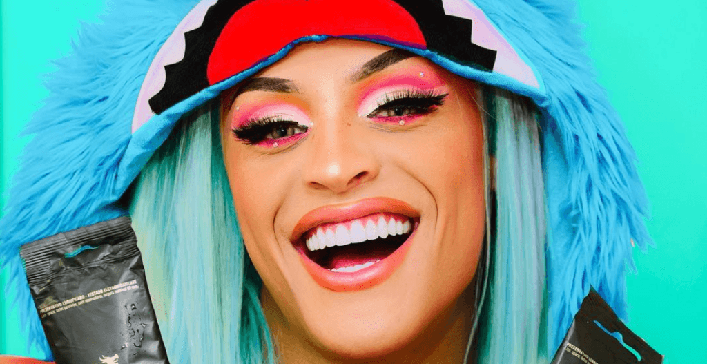 Pabllo Vittar fica irreconhecível como homem de cueca e mostra tudo