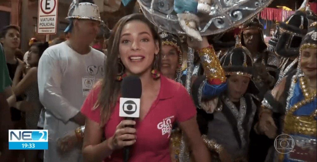 Cantor aparece caindo de bêbado em entrevista na Globo e constrange a repórter ao vivo
