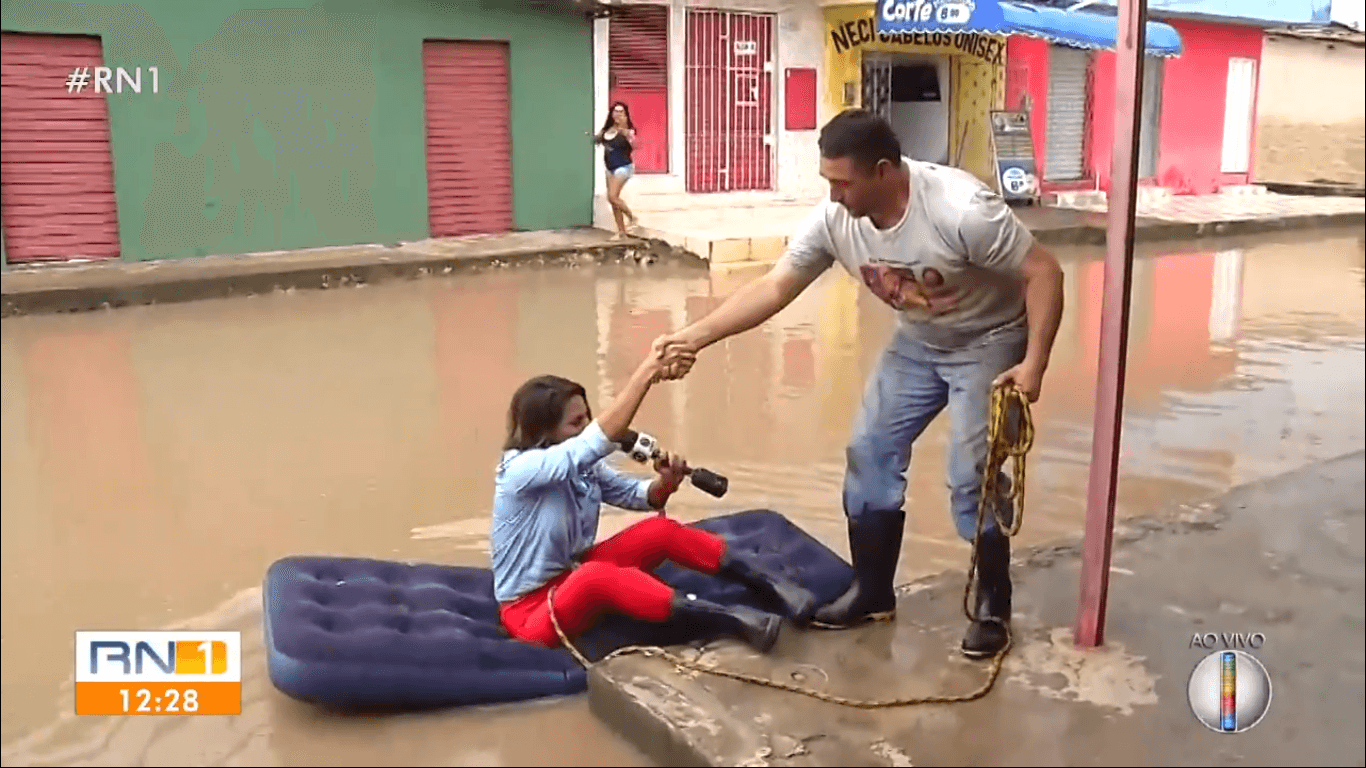 Ela precisou da ajuda de um rapaz para sair durante reportagem em Natal (Foto: Reprodução)