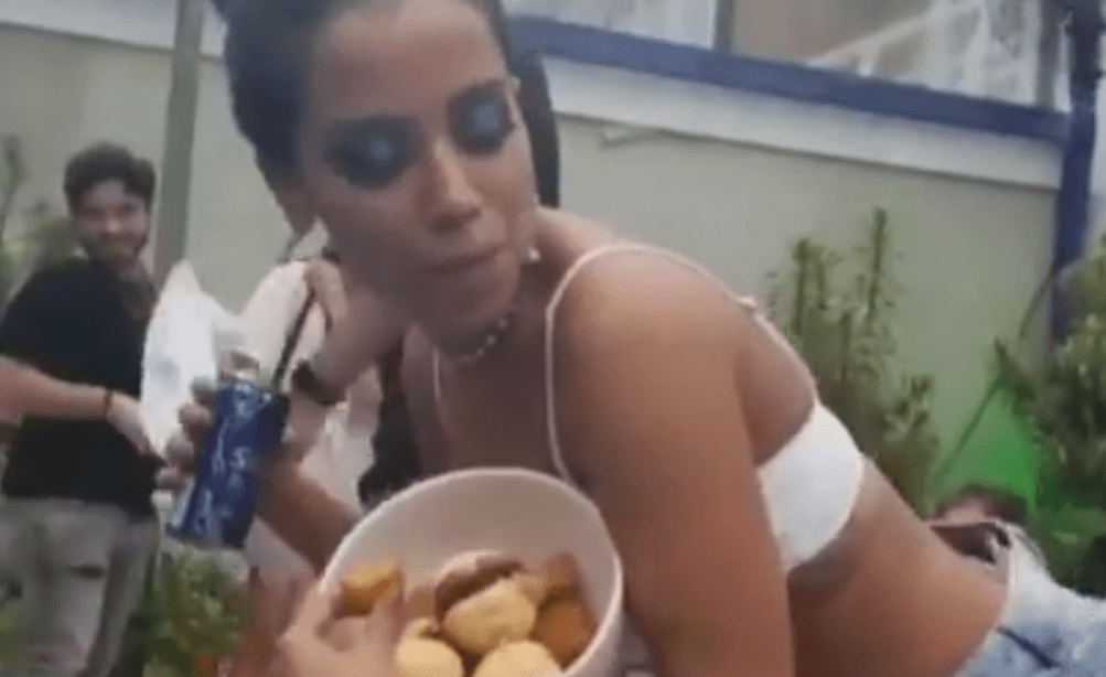 Atriz da Globo aparece alterada na festa de Anitta e é amparada por Gloria Maria para não cair
