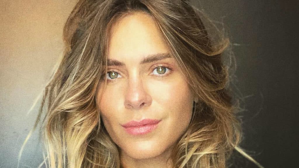 Carolina Dieckmann exibe abdômen sarado e impressiona seguidores: "Que barriga é essa?"