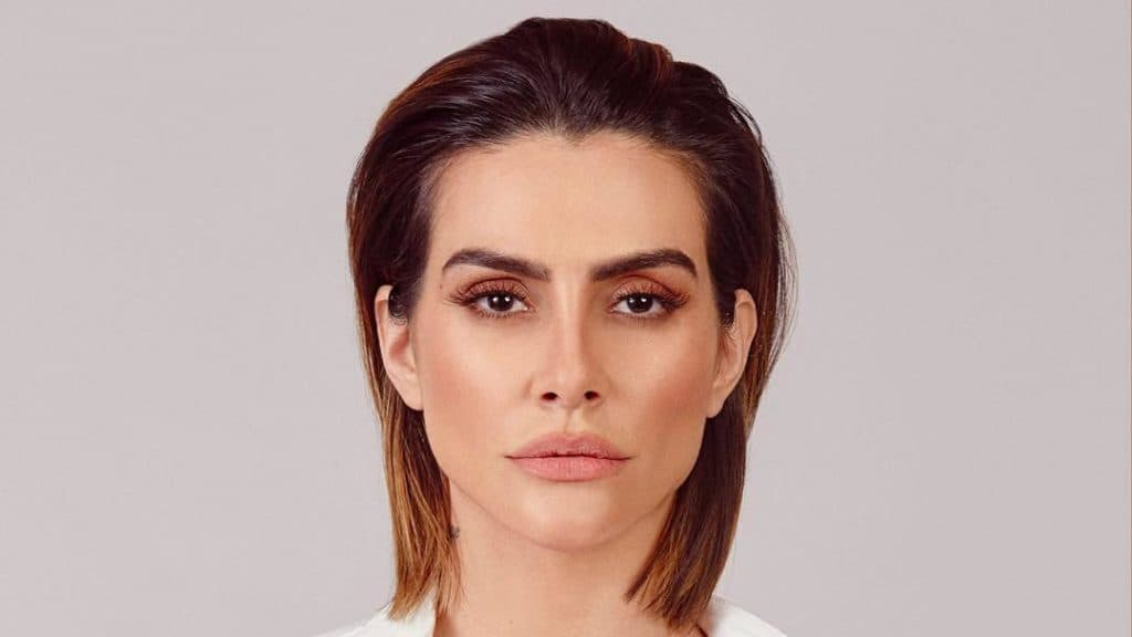 Cleo Pires vira frentista, faz carão e deixa internautas babando com sensualidade