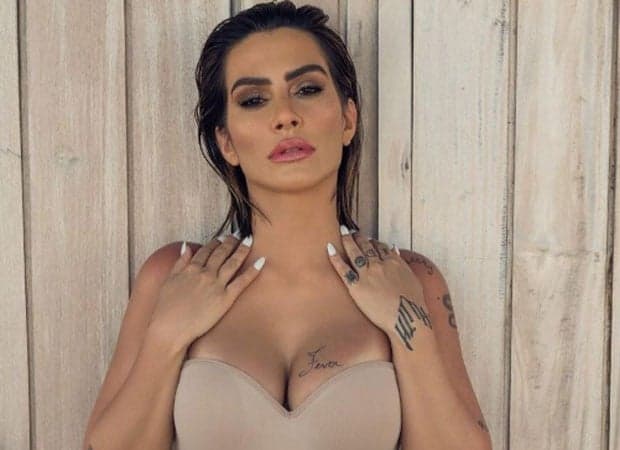 Cleo posa de cara lavada, causa alvoroço na web e detalhe rouba a cena