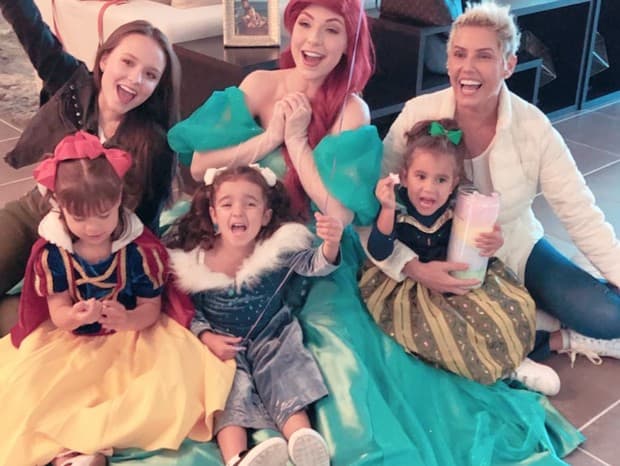 Na Disney, Larissa Manoela e Deborah Secco ostentam viagem luxuosa e deixam Simone para trás