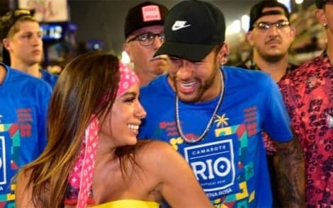 Anitta solta o verbo, fala sobre beijos no carnaval e dispara: "vocês sabem como eu sou solteira"