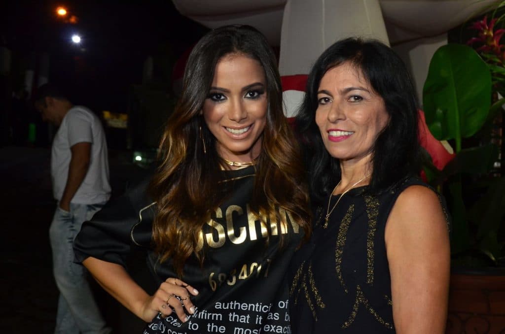 Mãe de Anitta posa de biquíni ao lado do irmão gatão da cantora e causa na web