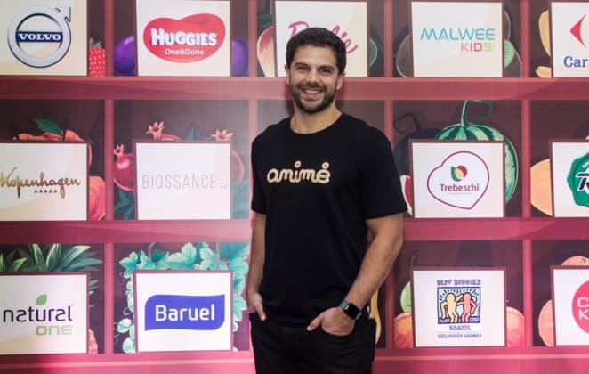 Em evento de moda, Duda Nagle mostra jeito com crianças e rouba a cena