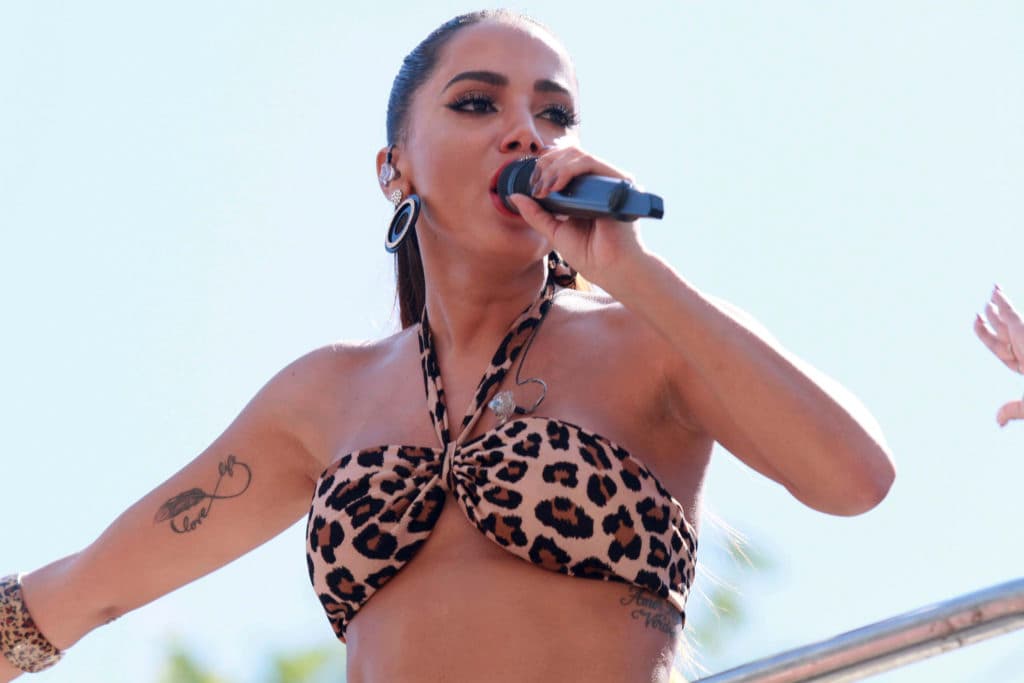 Acusada de racismo, Anitta se pronuncia após homem ser preso injustamente durante Bloco das Poderosas e público reage