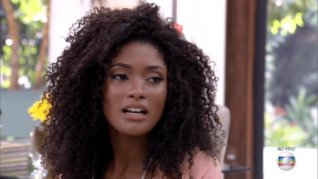 De cabeça raspada, Erika Januza posa sem sutiã e surpreende