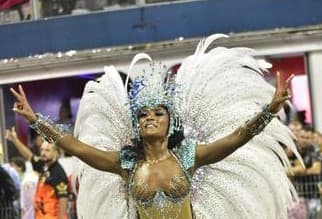 Erika Januza aparece em avenida usando fantasia transparente e causa alvoroço com escolha